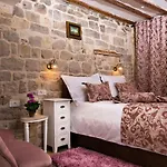 Apartment In Diocletian Palace