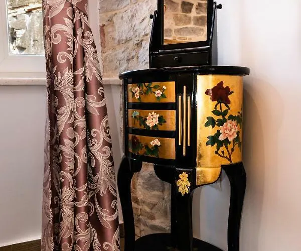 In Diocletian Palace * ספליט