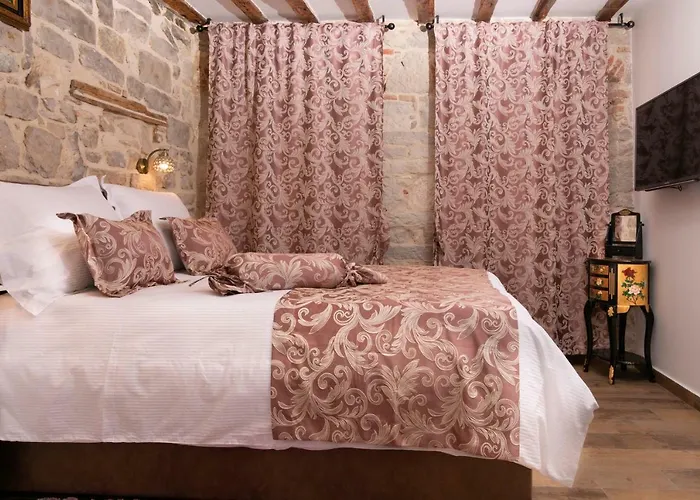 In Diocletian Palace * ספליט