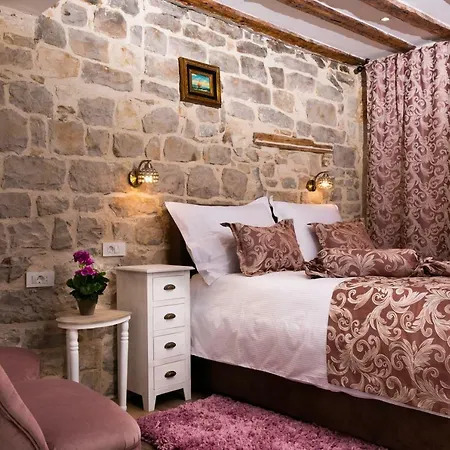 Apartment In Diocletian Palace