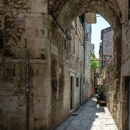 Apartment In Diocletian Palace